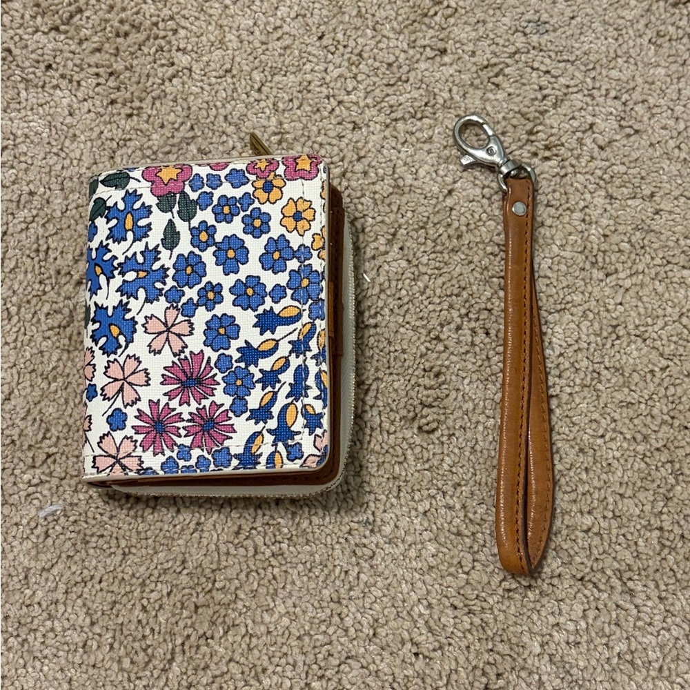 Fossil wallet with matching wrist strap for keys (does not attach to wallet)